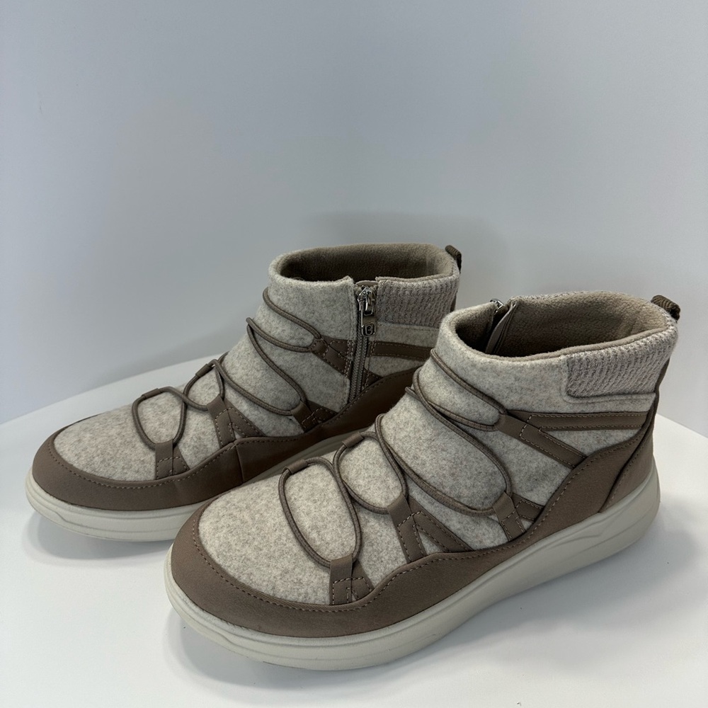BZees Women's, Tahoe Boot Size Wide New in Box